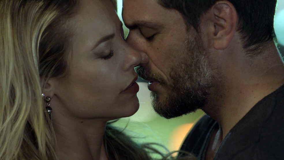 Jeiza e Caio se beijam — Foto: TV Globo