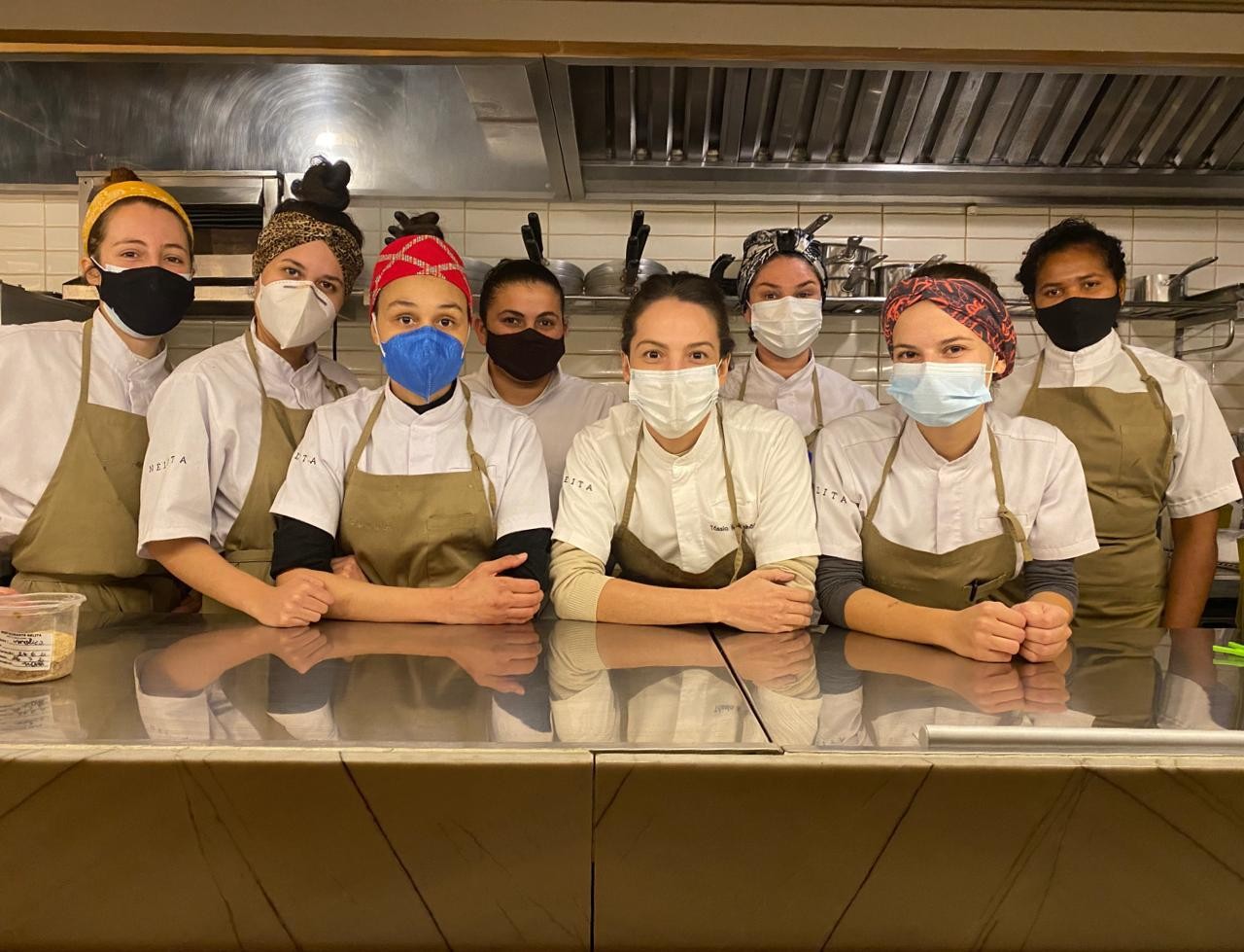 Tássia Magalhães e seu time composto por mulheres do Nelita Restaurante (Foto: Amanda Francelino / Divulgação)