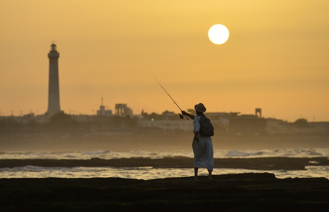 A man fishes during a nice sunset near Hassan II mosque in Casablanca hours only from the start of Eid Al Fitr celebrations .The holy feast of Eid Al Fitr in Morocco will be celebrated from Monday morning.On Sunday, June 25, 2017, in Casablanca, Morocco (Foto: NurPhoto via Getty Images)