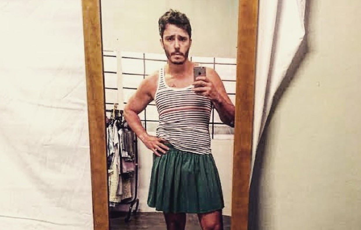 Thiago Rodrigues posta foto de saia em frente ao espelho e analisa profissão (Foto: Reprodução/Instagram)