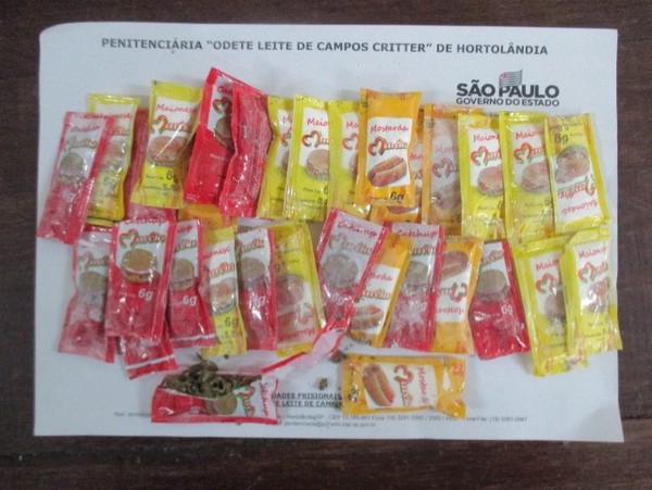 Drogas estavam divididas entre 13 sachês de ketchup e 12 de mostarda — Foto: Secretaria de Administração Penitenciária/Divulgação