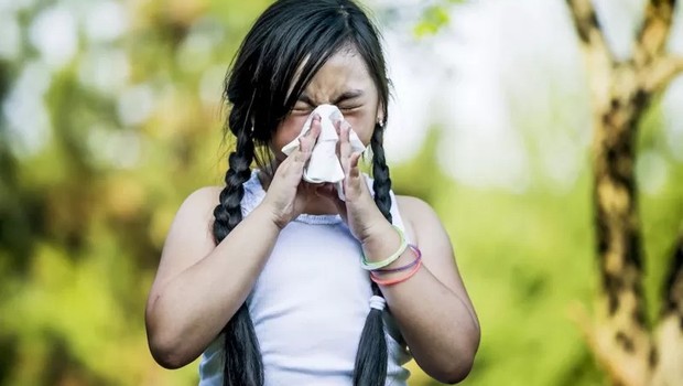 A carga viral é um dos fatores que influencia a contaminação (Foto: SCIENCE PHOTO LIBRARY via BBC)