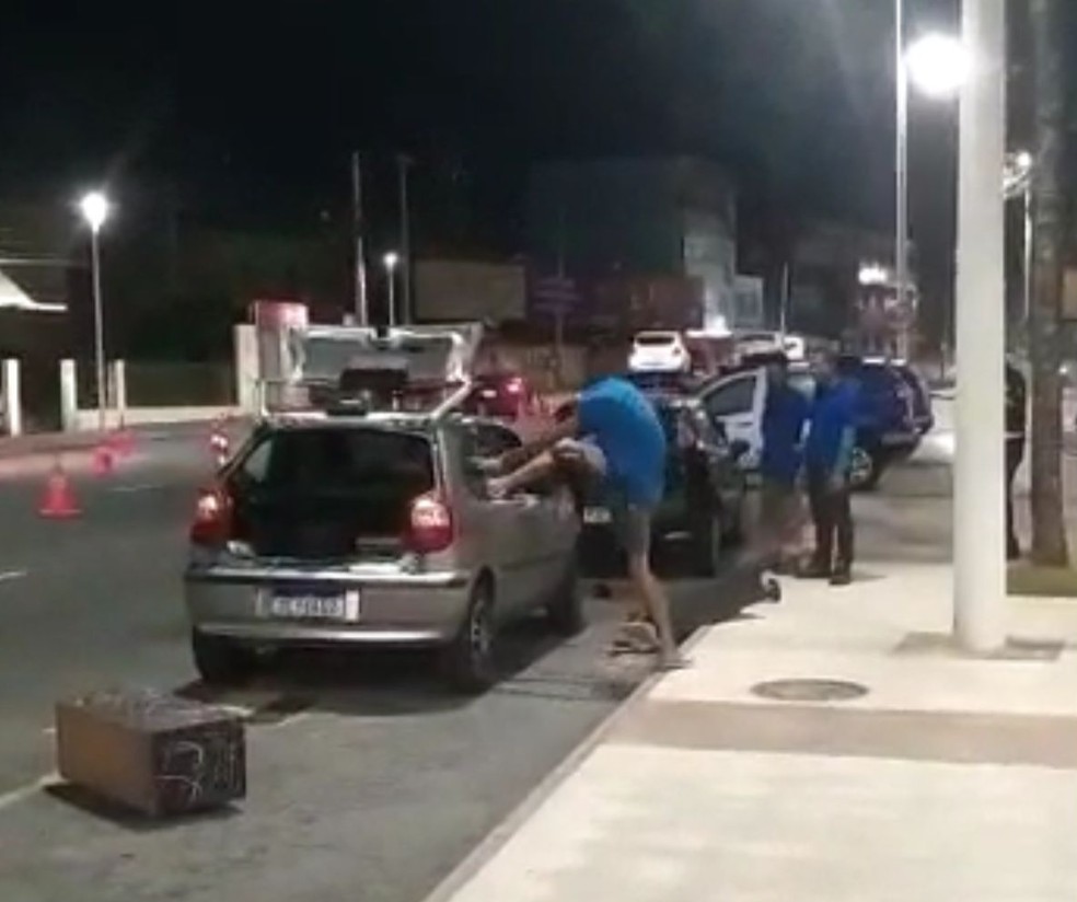 Homem quebra carro na orla de Salvador — Foto: Reprodução/Transalvador