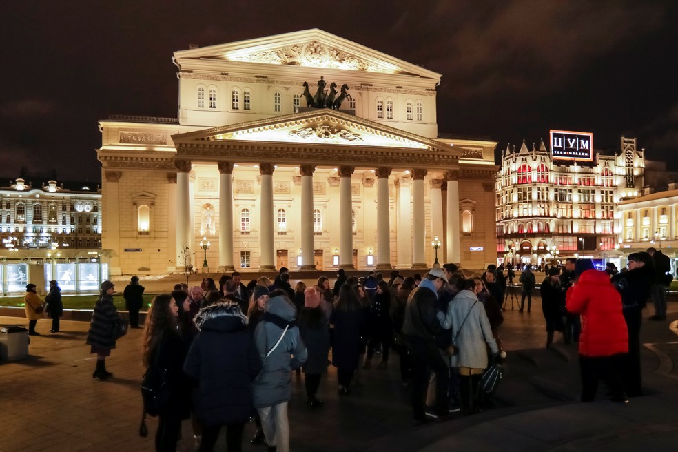 Pessoas à frente do Teatro Bolshoi após ameaça de bomba em Moscou (Foto: Tatyana Makeyeva/Reuters)