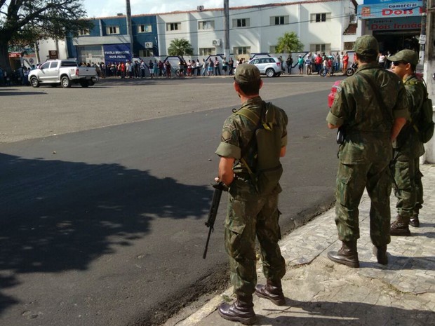Homens da Marinha do Brasil patrulham ruas em Nísia Floresta, RN (Foto: Marinha do Brasil/Divulgação)
