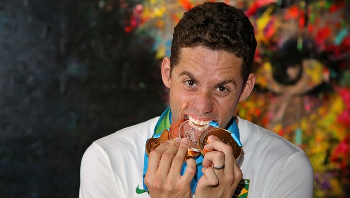 Thiago Pereira e as medalhas que conquistou em Toronto (Foto: Satiro Sodre/SSPress)