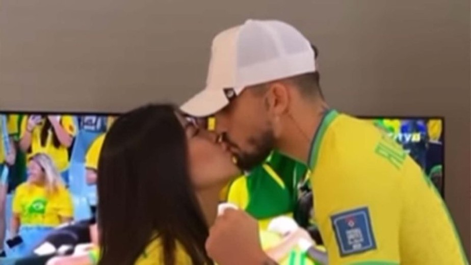 Fora da Copa, Alex Telles mostra beijo na noiva em dia de jogo da seleção