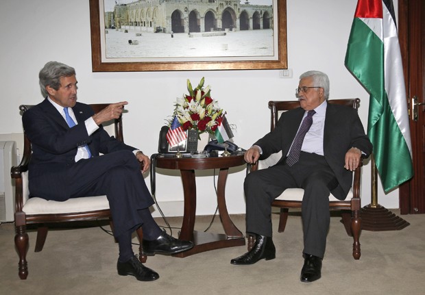 John Kerry, secretário de Estado dos EUA (à direita) conversa com o líder palestino Mahmoud Abbas na cidade de Ramallah (Foto: Mohamed Torokman/AP)