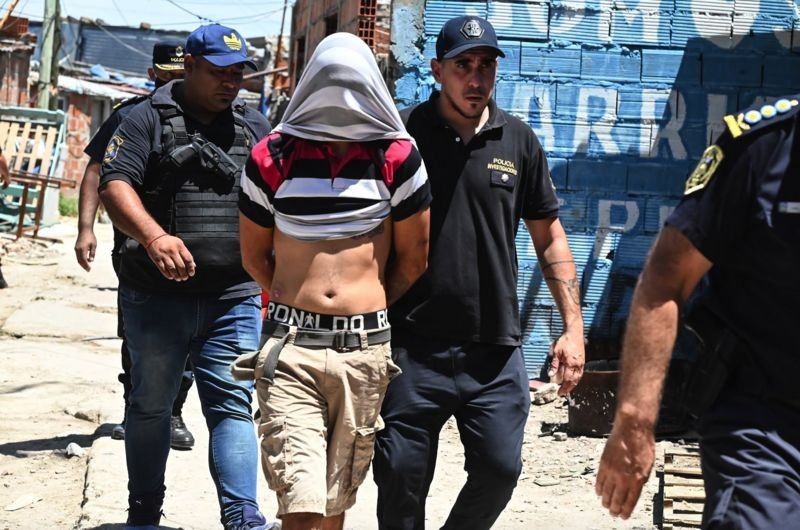 Nove pessoas foram presas em uma operação policial (Foto: Secretaria de Segurança de Buenos Aires via BBC News)