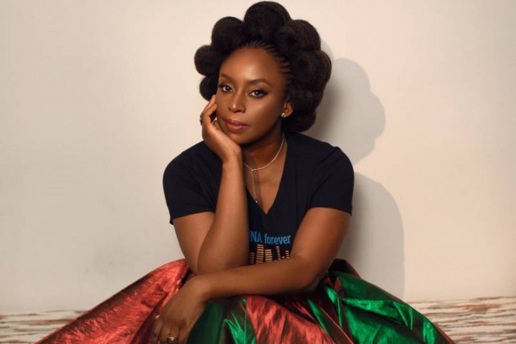 Chimamanda Ngozi Adichie: 5 livros para conhecer a autora (Foto: Reprodução)