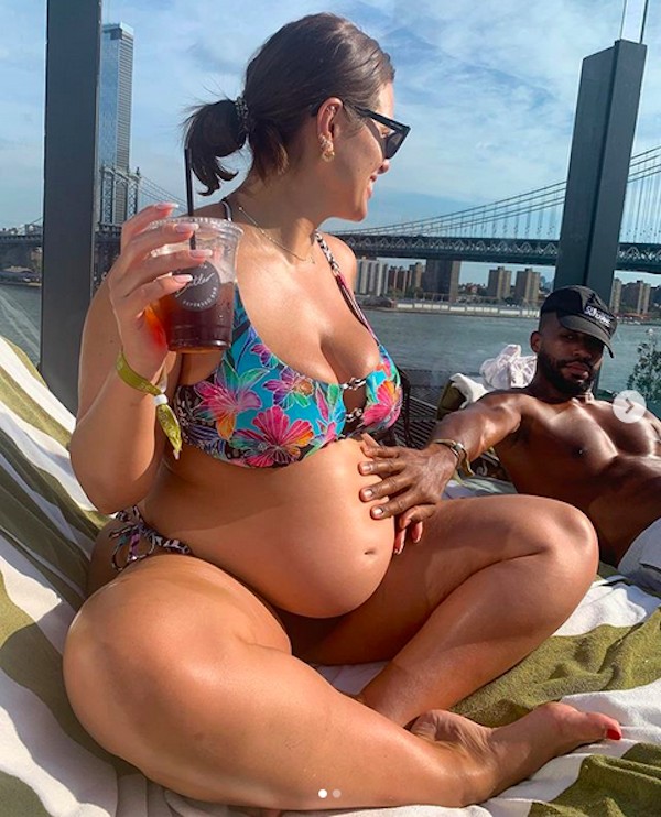 A modelo Ashley Graham, grávida de seu primeiro filho, ao lado do marido (Foto: Instagram)