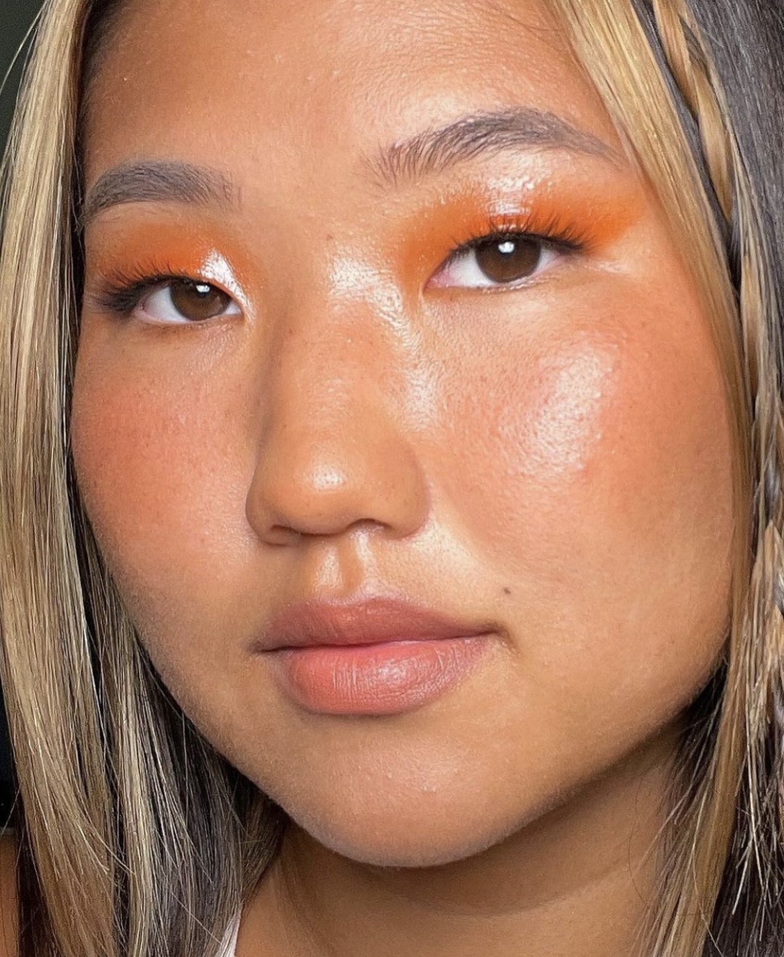Pele natural e glow com olhos laranjas e com gloss (Foto: Reprodução/Instagram @katiejanehughes)