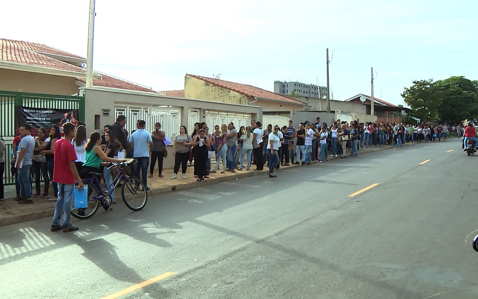 Moradores de Hortolândia aguardam na fila para vaga de emprego; desemprego no país cresceu durante a crise econômica  (Foto: Márcio Silveira/EPTV)