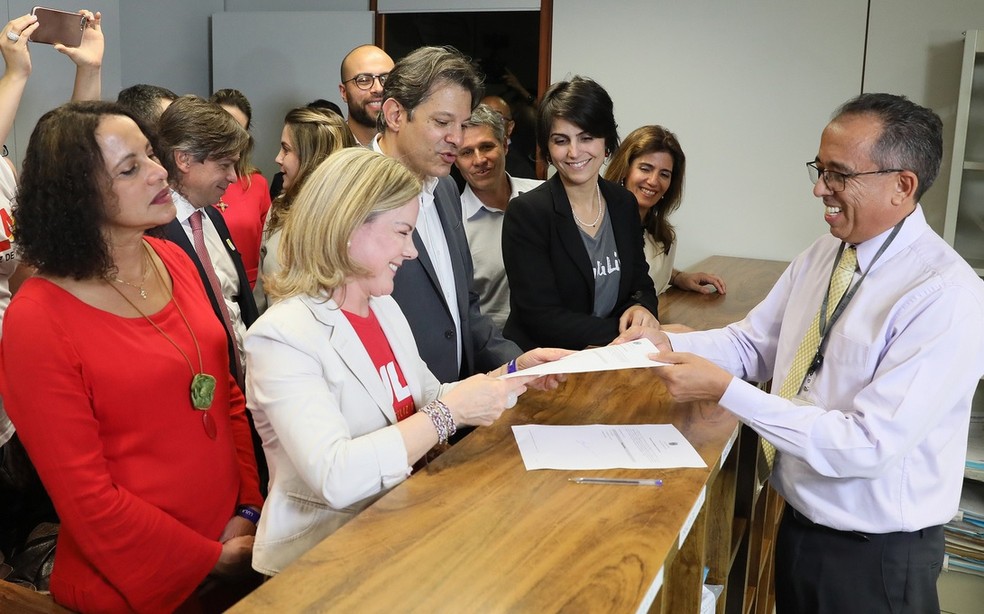 Presidente do PT, Gleisi Hoffmann, entrega registro da candidatura de Lula a servidor do TSE (Foto: Nelson Jr./ASCOM/TSE)