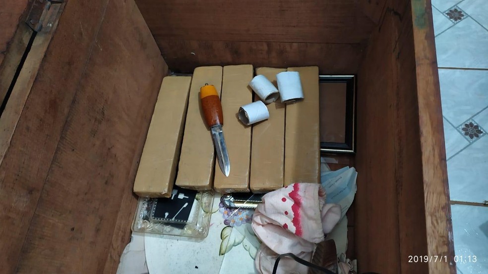 Droga e dinheiro estavam dentro de baÃº â Foto: PolÃ­cia Militar 