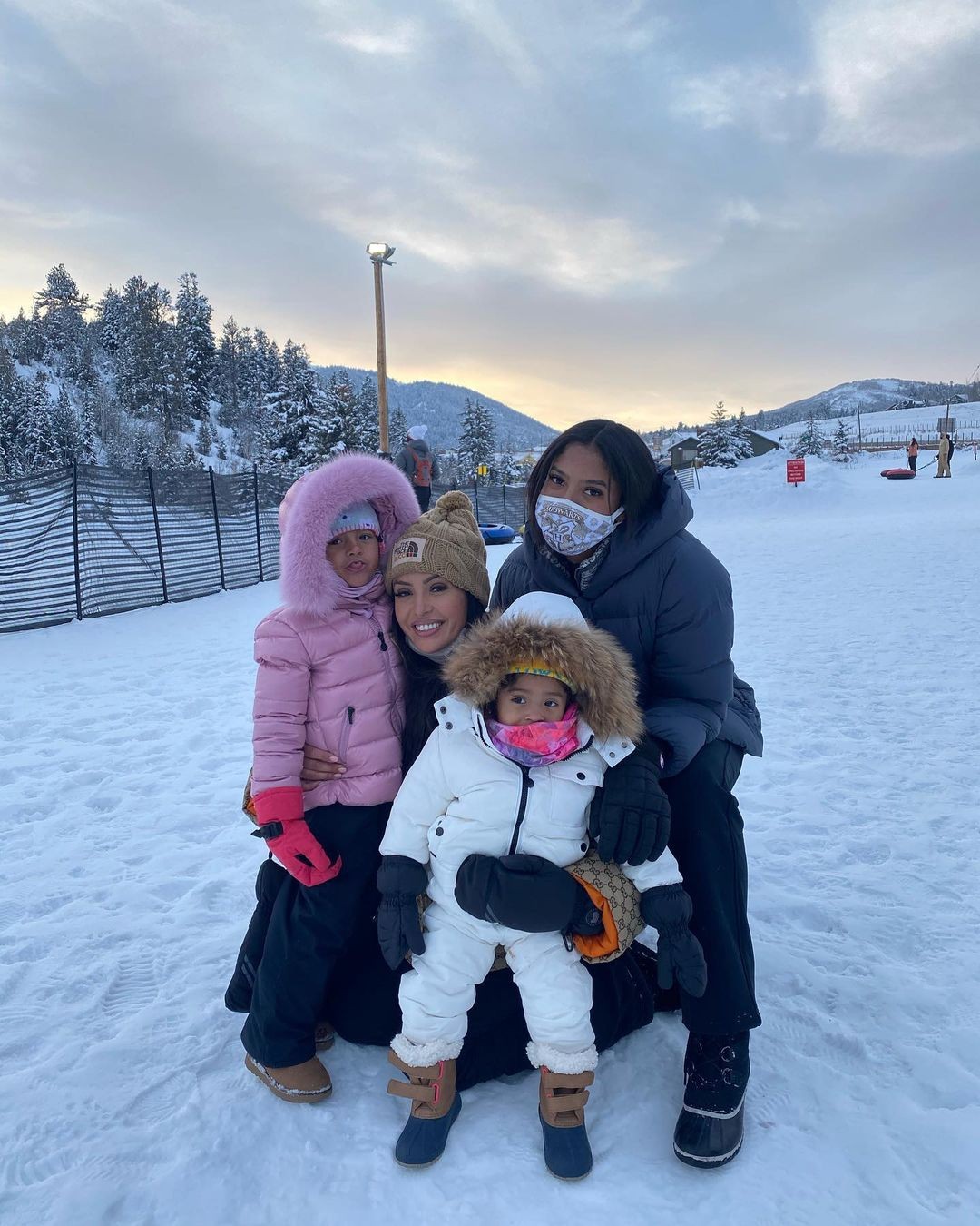 Vanessa Bryant com as filhas Natalia, 18 anos, Bianka, de 4 anos, e Capri, 19 meses (Foto: Instagram / Getty Images)