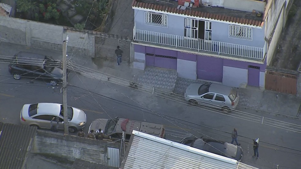 Polícia faz buscas na casa de parente de Queiroz em BH na manhã desta terça-feira (23) — Foto: Reprodução/TV Globo