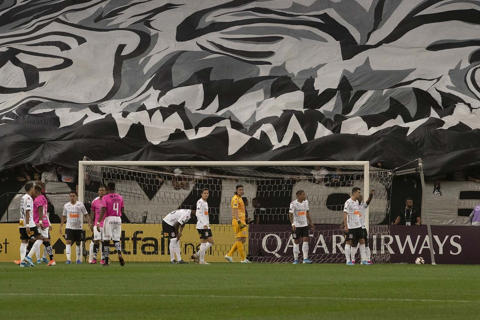 Bandeirão aberto pela torcida do Corinthians em jogo contra o Del Valle — Foto: Daniel Augusto Jr/Ag. Corinthians