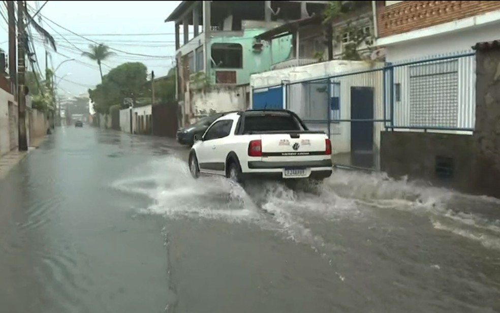 Alagamento na rua da Ilha, em Itapuã, nesta quinta-feira (9) — Foto: Reprodução/TV Bahia