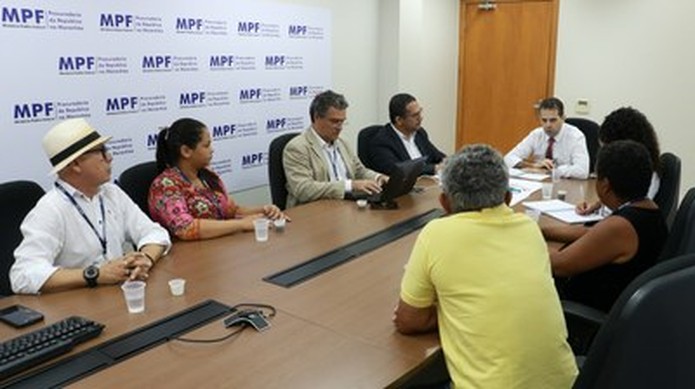 Reunião entre vários órgãos discutiu os problemas relatados por pescadores na barragem do rio Pericumã — Foto: Divulgação/MPF