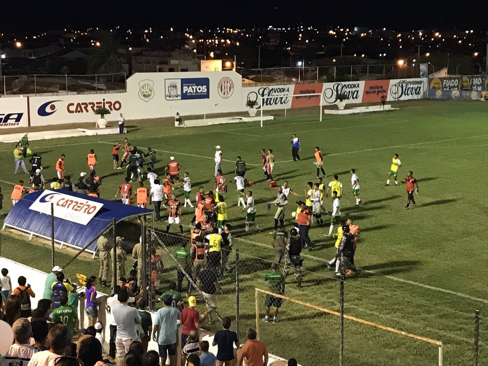 No Estádio José Cavalcanti, a partida foi repleta de confusão (Foto: Artur Lira / GloboEsporte.com)