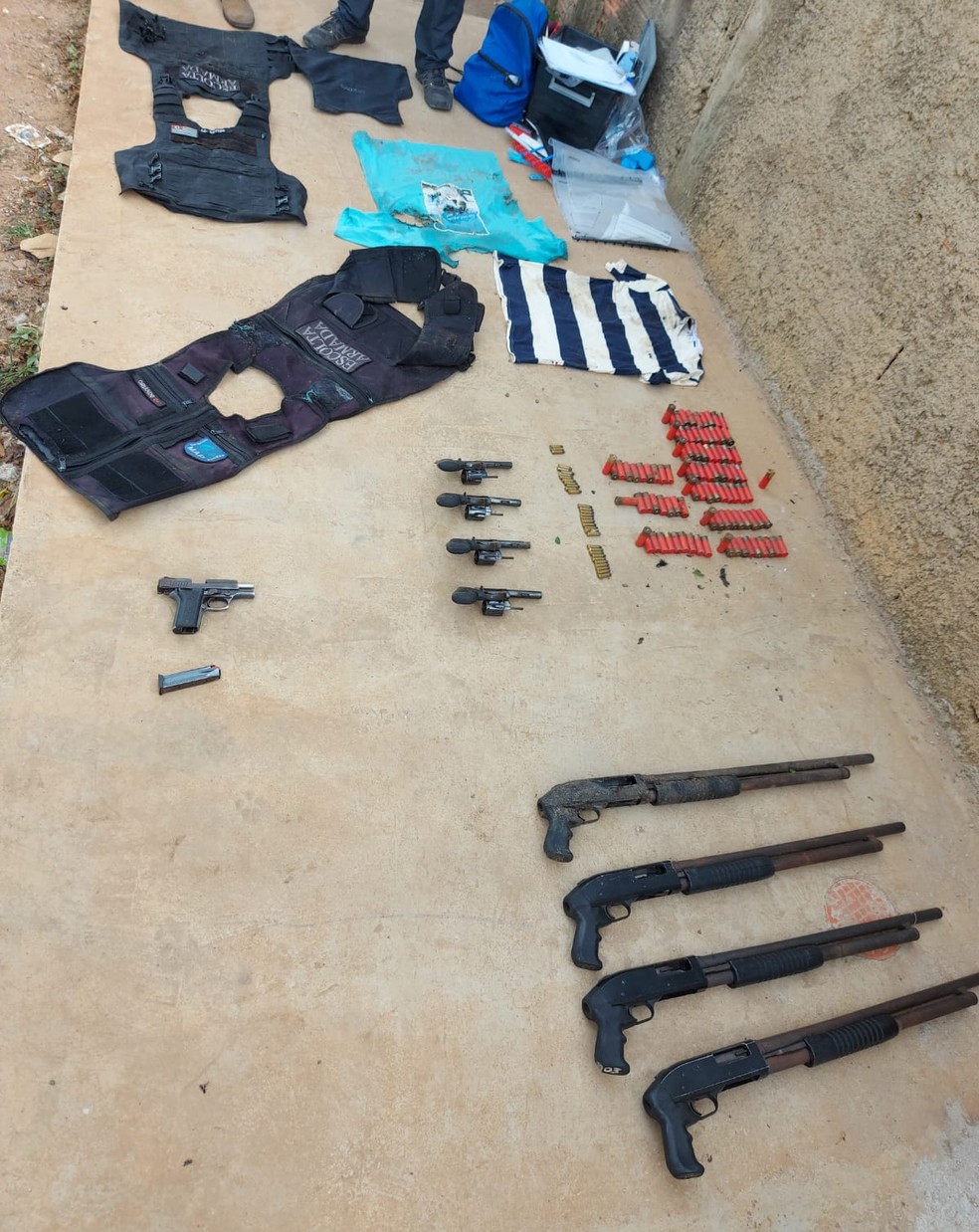 Armas, munições e coletes apreendidos no Campo Belo, em Campinas — Foto: Polícia Civil