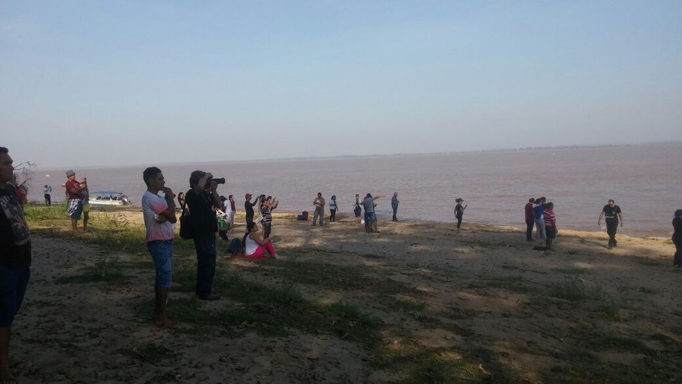 Familiares dos desaparecidos, imprensa e cuirosos acompanharam a operação de içamento às margfens do Rio Amazonas (Foto: Débora Rodrigues/TV Tapajós)