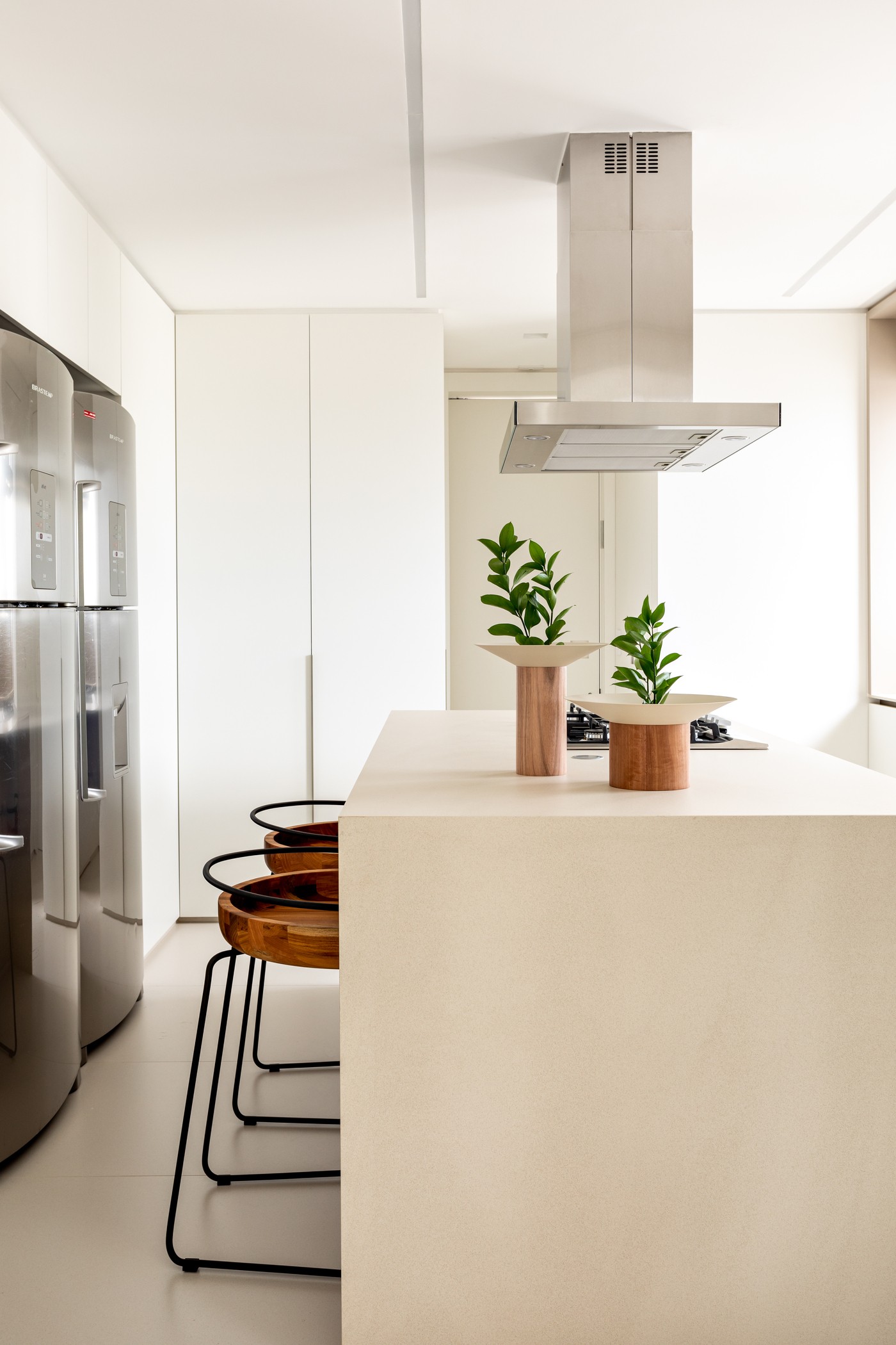 Décor do dia: cozinha minimalista com tons claros e ilha central (Foto: Fran Parente)