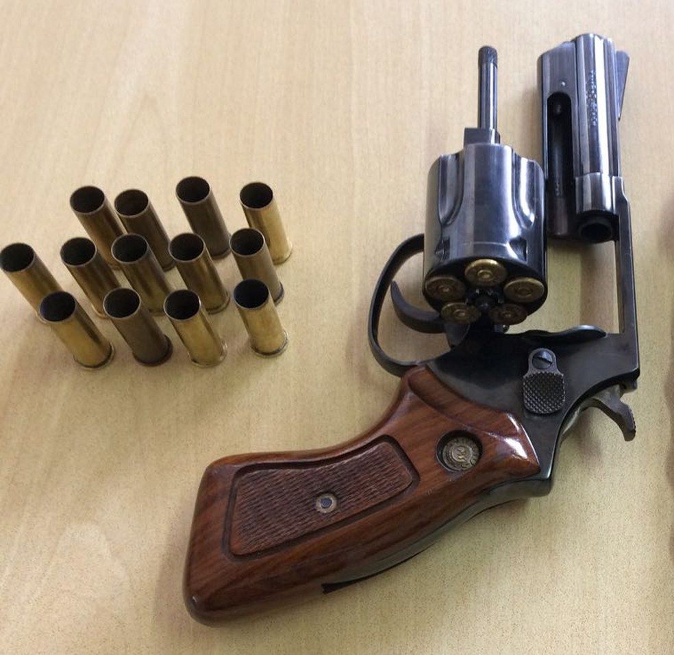 Arma usada no crime em Ouro Verde foi encontrada com o suspeito (Foto: Cedida/Polícia Civil)