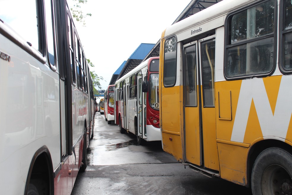 Linhas ficaram retidas no Terminal de Integração 4, na Zona Leste de Manaus (Foto: Indiara Bessa/G1 AM)