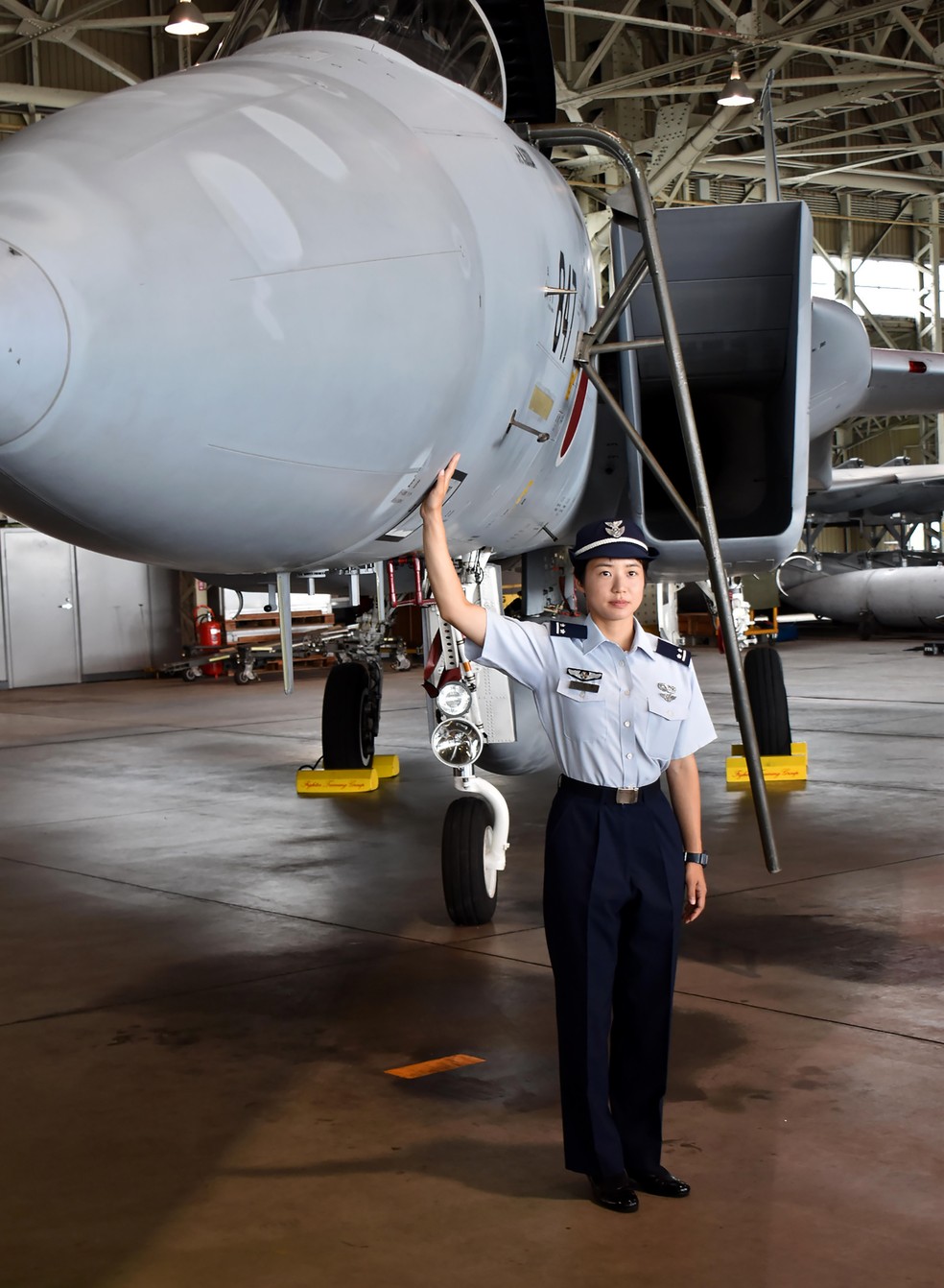 Primeira Tenente Misa Matsushima posa no cockpit de um caça de superioridade aérea F-15J na base aérea de Nyutabaru, nos arredores de Miyazaki (Foto: Jiji Press/AFP)