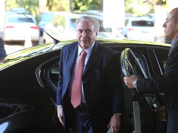 O vice-presidente, Michel Temer, chega a seu gabinete em Brasília nesta quarta (6) (Foto: Dida Sampaio/Estadão Conteúdo)