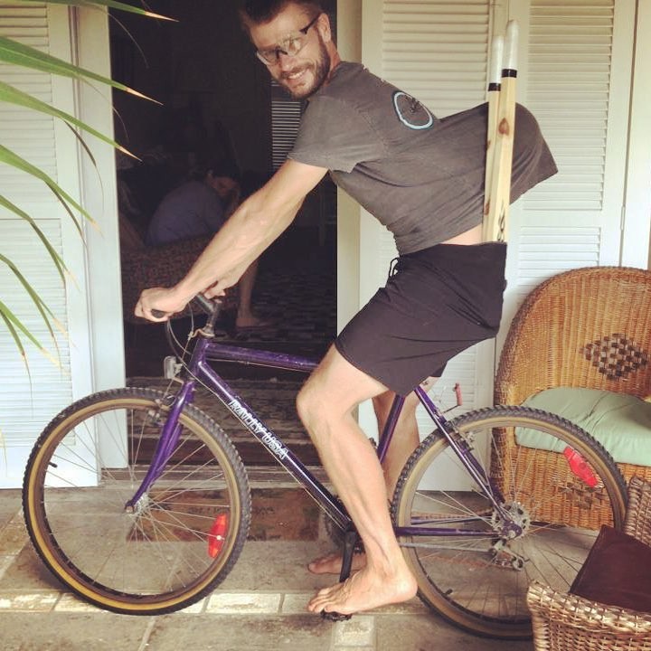 Rodrigo Hilbert posa em cima de bicicleta (Foto: Reprodução/Instagram Stories)
