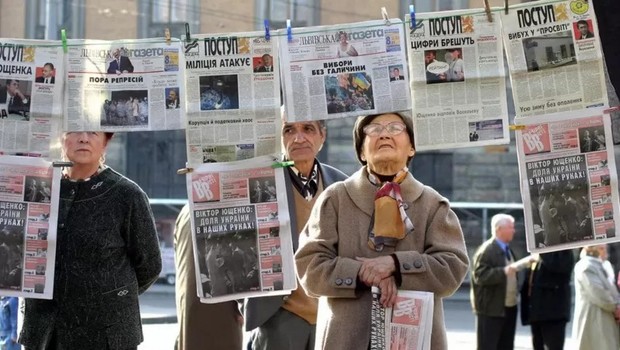A anexação da Crimeia pela Rússia tornou os jornais do país mais nacionalistas (Foto: Getty Images via BBC)