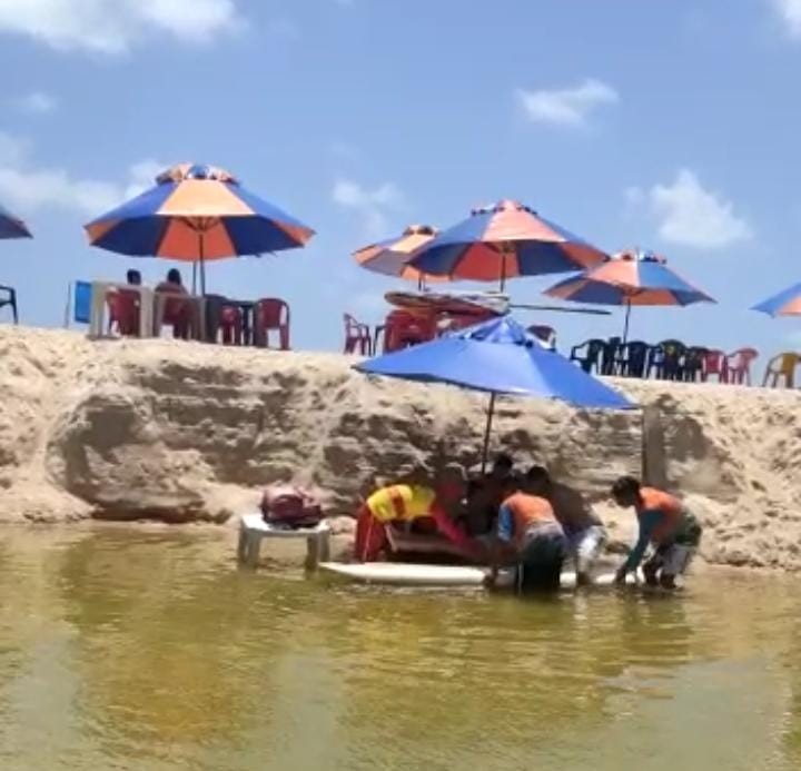 Turista de 10 anos machuca coluna após pular de barreira em praia de João Pessoa