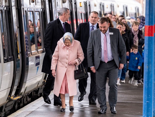 Rainha Elizabeth II chama a atenção de ingleses ao descer do transporte público (Foto: Getty Images)