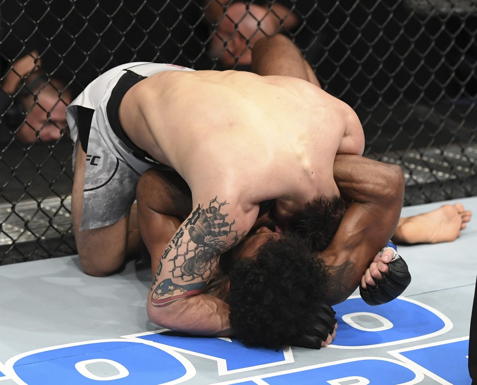 Jordan Griffin encaixa a guilhotina que apagou TJ Brown no UFC Norfolk — Foto: Getty Images