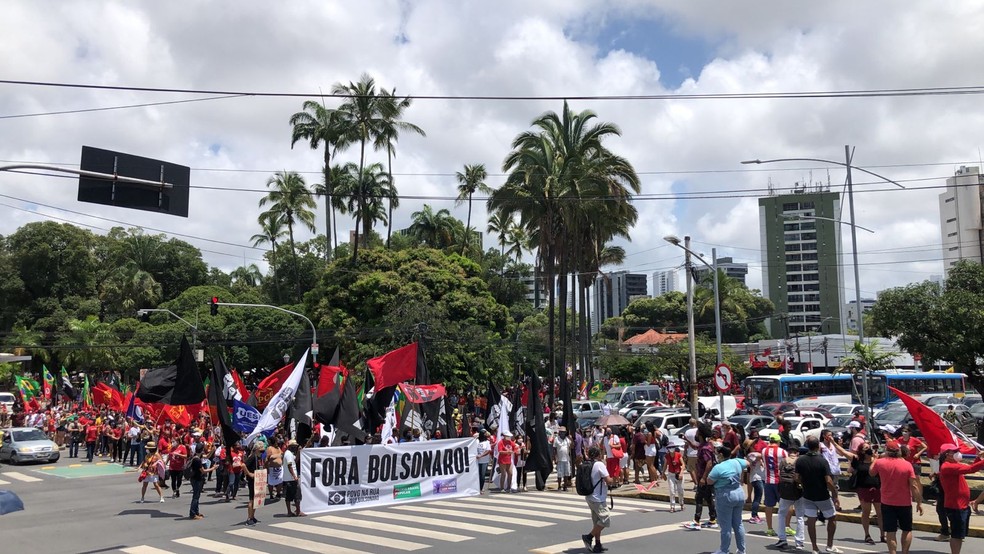 Protesto neste sábado (2) interrompeu o trânsito na Avenida Agamenon Magalhães, na área central do Recife — Foto: Marlon Costa/Pernambuco Press