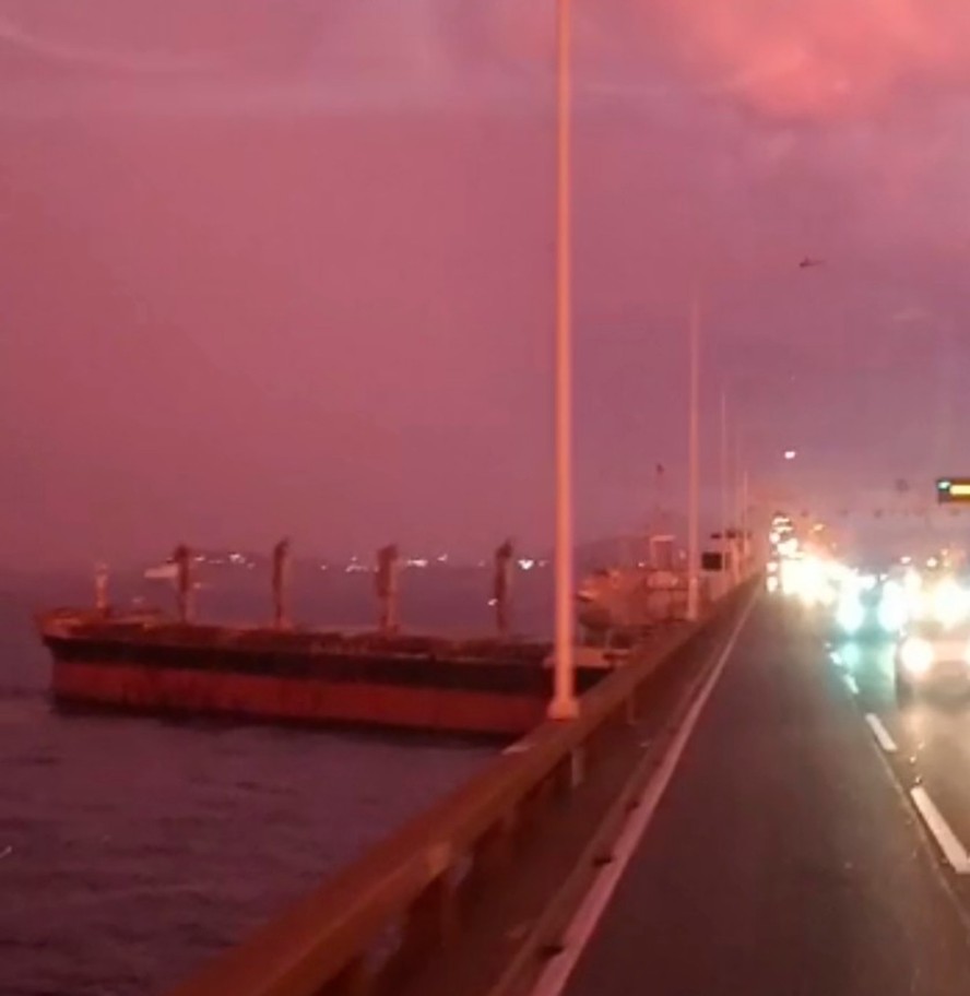 Navio atracado desde 2016 colidiu na Ponte Rio-Niterói na tarde desta segunda-feira