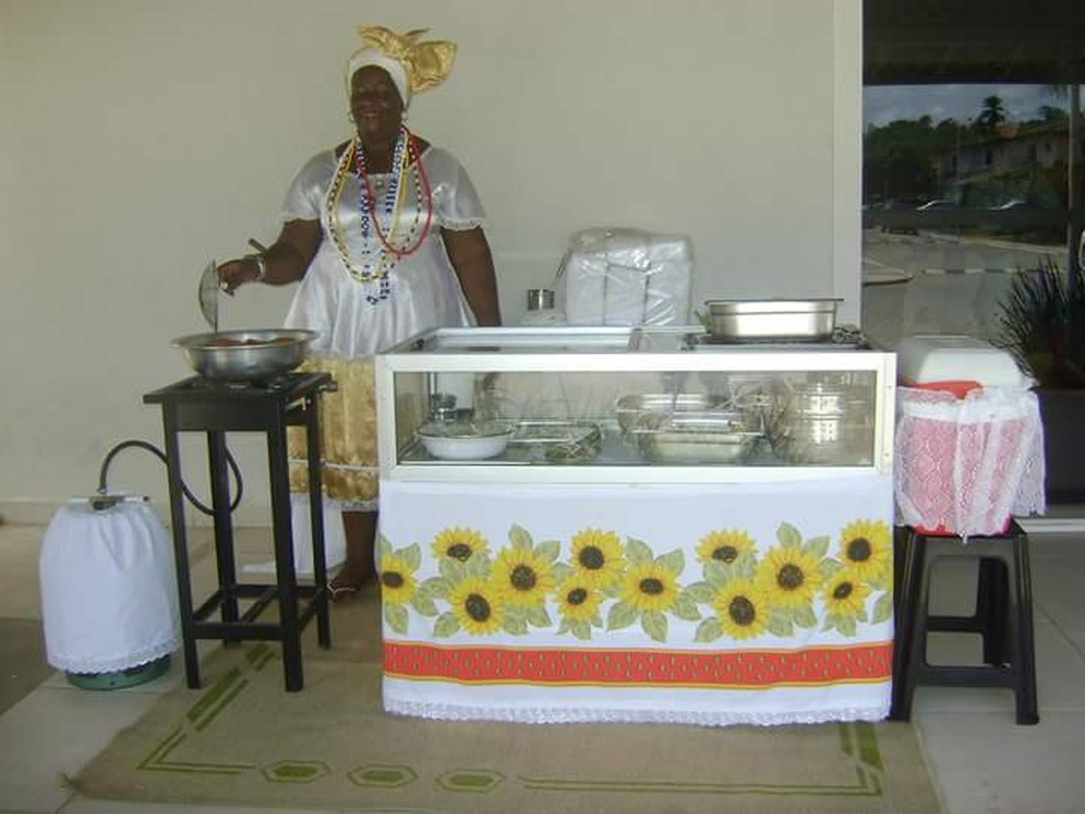 Empreendedora vende comida baiana em frente à sua casa, no bairro de Pau Miúdo, em Salvador (BA) — Foto: Divulgação