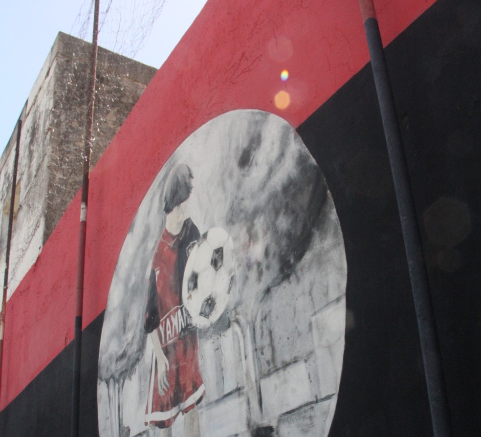 Messi ganhou uma pintura em sua homenagem no CT das categorias de base do Newell's Old Boys — Foto: Rodrigo Lois