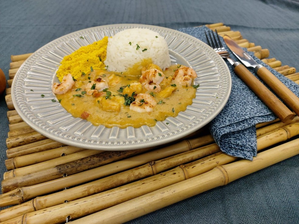 Bobó De Camarão Com Farofa De Dendê
