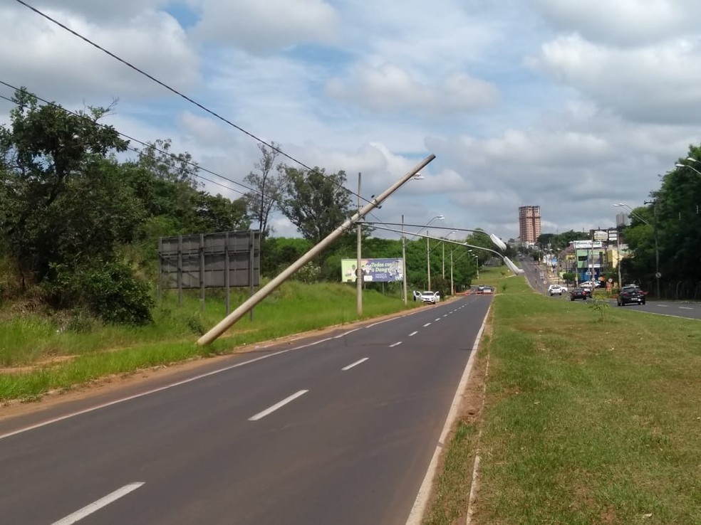 Emdurb precisou interditar avenida para manutenção do poste que corria risco de cair — Foto: Emdurb/Divulgação
