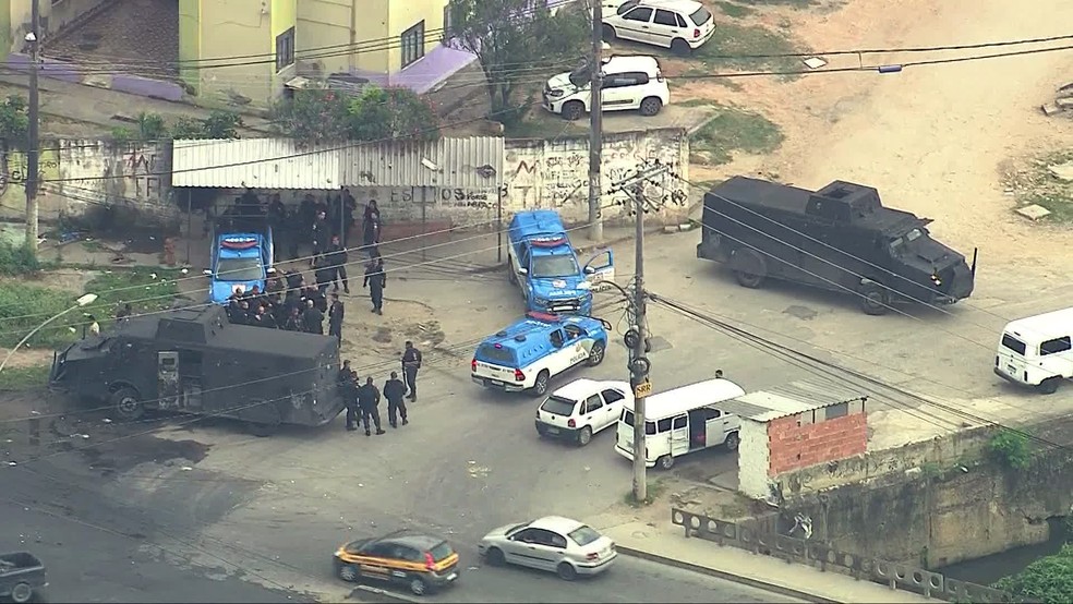 Dois blindados da PM se posicionam em Costa Barros — Foto: Reprodução/TV Globo