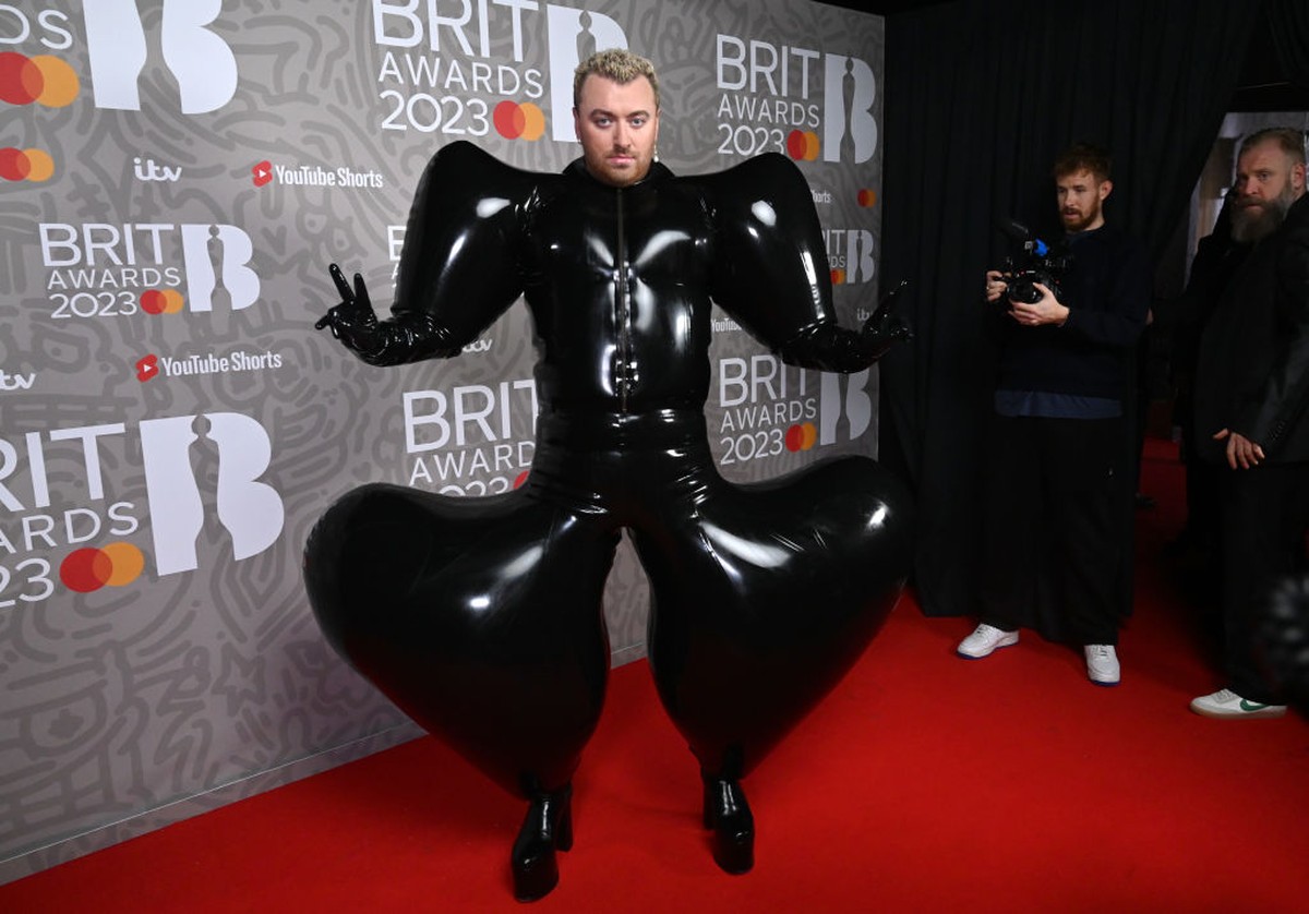 Traje de Sam Smith no BRIT Awards é feito por indiano mestre da 'moda ...