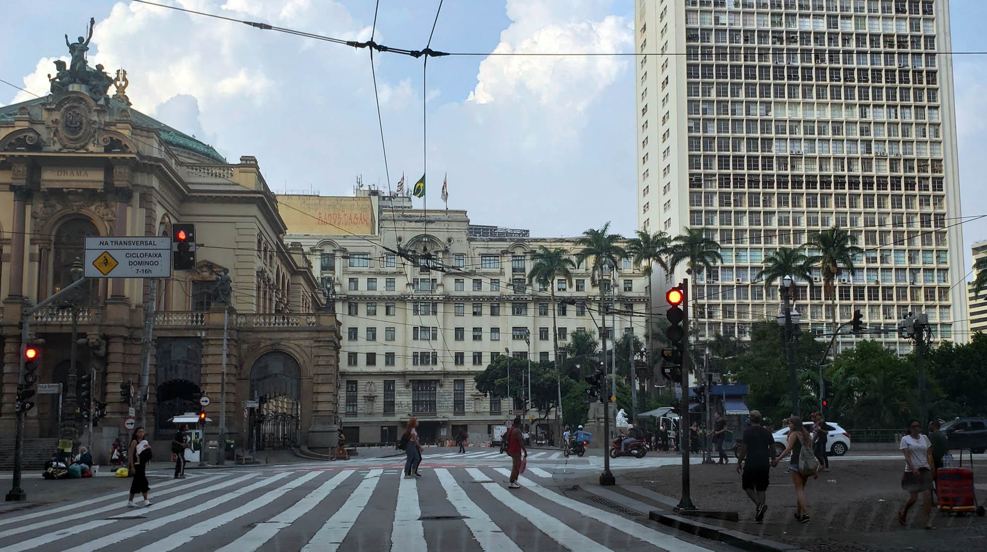 Praça da Republica, local de passagem de milhares de pessoas, vazia às 18h por causa do coronavírus  (Foto: Jorge Araujo /Fotos Publicas)