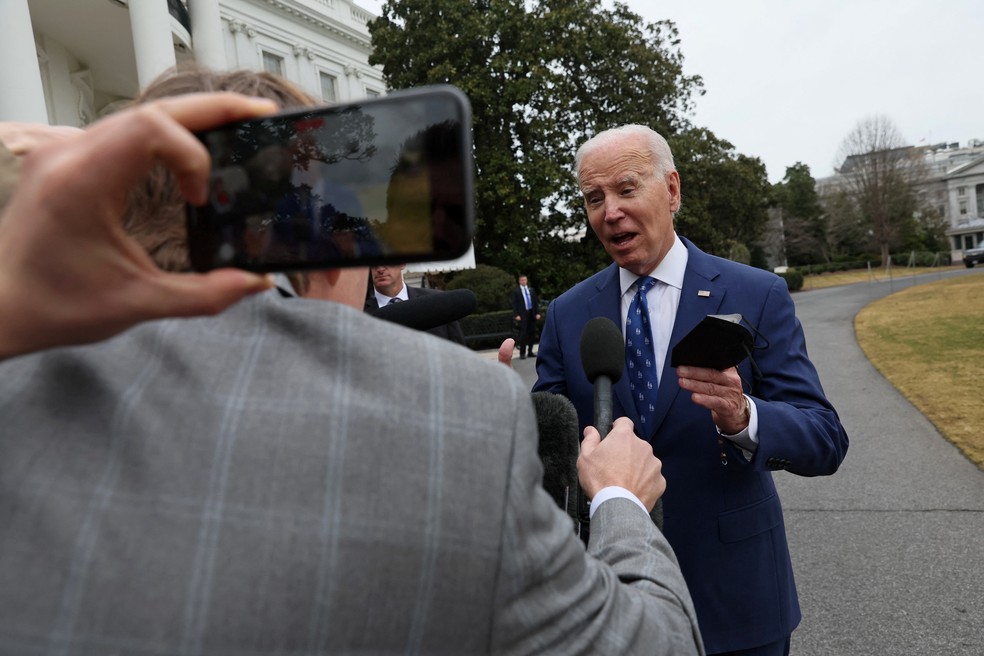 O presidente dos EUA, Joe Biden, fala à imprensa antes de embarcar em Washington, EUA, em 4 de janeiro de 2023 — Foto: REUTERS/Leah Millis