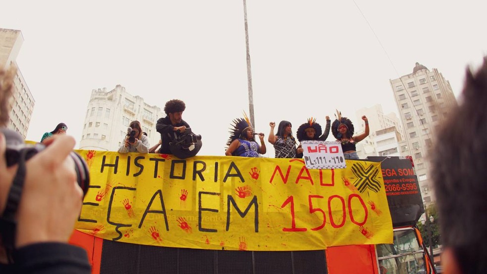 Manifestantes seguravam placas contra a PL 191 e a PL 490. — Foto: Divulgação/ Isa Luchtenberg