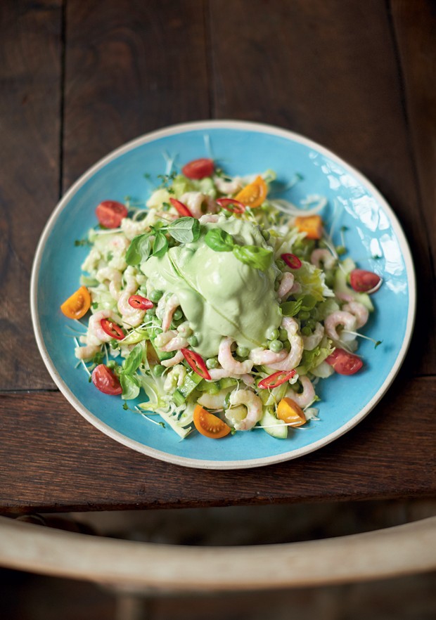 Salada de camarão, avocado com batata, legumes crocantes e agrião (Foto: Jamie Oliver/ Divulgação)