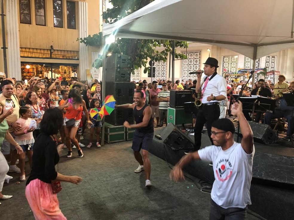 Maestro Spok fez a festa neste sábado (11), em prévia carnavalesca no Bairro do Recife — Foto: Marina Meireles/G1